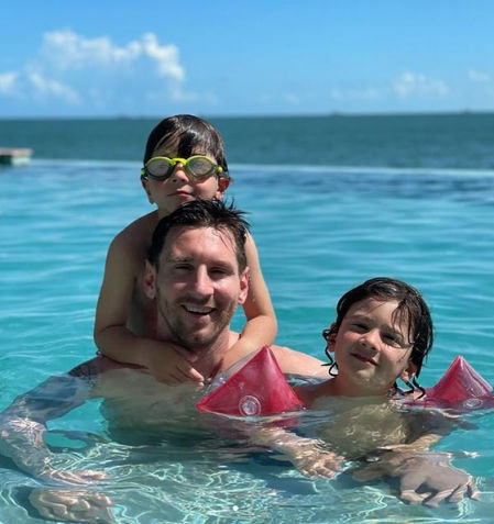 Messi disfrutando de la piscina en compañía de sus hijos