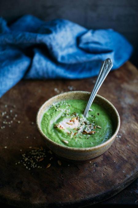 Crema fría de guisantes, calabacín y queso cabra
