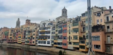 Las Casas sobre el río Onya.