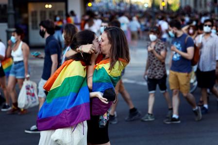 Dos chicas celebran con un beso el día del Orgullo en València