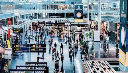 foto XAVIER CERVERA 05/06/2021 (zona entre salidas y embarques : tiendas y gastronomia) la terminal nueva T1 BCN del aeropuerto de Barcelona en El Prat de Llobregat, su seccion longitudinal, ya dentro de las puertas de embarque (colas), con zonas cortadas, otras a pleno rendimiento, gente esperando a su vuelo, aviones desmbarcando o a la espera d sus clientes, ...a medio gas avion /es (ryanair, air france, vueling,..) y pasajeros por estar todavia (cuarta ola) de la pandemia por coronavirus (covid) la semana q se ha debatido y mucho la necesidad de ampliar la pista 'lado mar' para optimizar y aumentar la capacidad del septimo aeropuerto de Europa, y segundo del estado español (durante la hora punta de la semana, tarde sobre las 6pm del viernes)