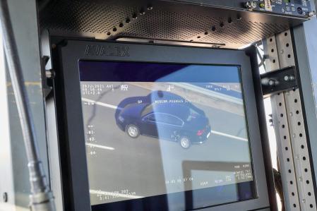 Imagen de un vehículo circulando tomada desde uno de los helicópteros Pegasus de la DGT para controlar el tráfico por las carreteras de la zona este de la Comunidad de Madrid&nbsp;
