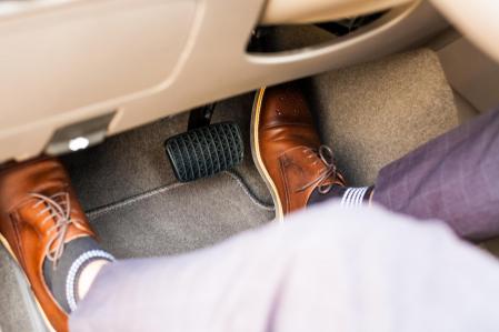 Los coches automáticos solo tienen el pedal de acelerador y freno 