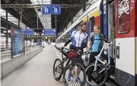 Una pareja de ciclistas sube al tren con sus bicicletas&nbsp;