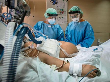 Embarazada con Covid en la UCI de Valle Hebron, el bebé está sano pero la madre permanece intubada e inconsciente, las enfermeras comentan que no estaban vacunadas por consejo médico.