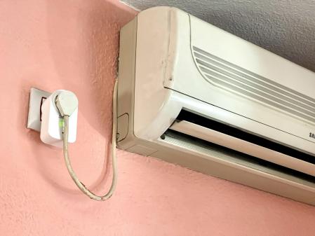 Un enchufe inteligente de SPC nos permite por ejemplo controlar el aire acondicionado.