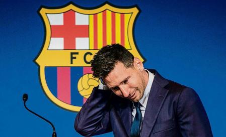 foto XAVIER CERVERA 08/08/2021 Fue aparecer por la sala de prensa Ricard Maxenchs y Leo Messi no aguantó las lágrimas. Rompió a llorar como el niño que era cuando con apenas 13 años llegó al Barça. Ni siquiera había comenzado su discurso. No era capaz de pronunciar palabra. Compungido, entre sollozos, tenía que esconder su cara tras un pañuelo de papel. 