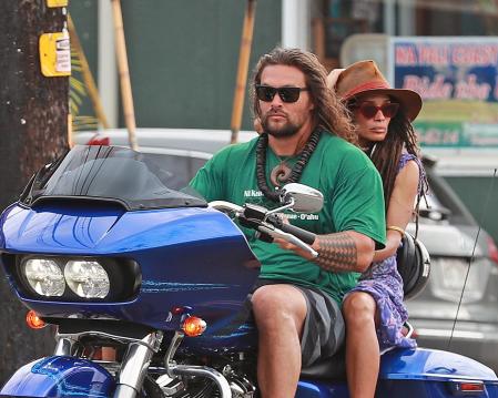 Jason Momoa y su esposa Lisa Bonet en Hawái