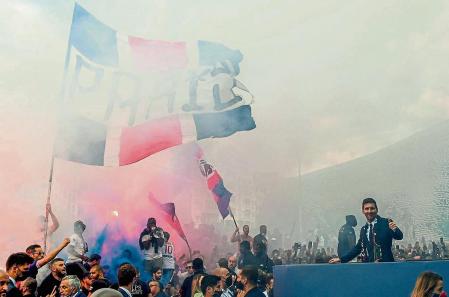 TOPSHOT - Paris Saint-Germain's Argentinian forward Lionel Messi salutes supporters gathered outside the Parc des Princes stadium after his first official press conference as PSG player in Paris on August 11, 2021. - The 34-year-old superstar signed a two-year deal with PSG on August 10, 2021, with the option of an additional year, he will wear the number 30 in Paris, the number he had when he began his professional career at Spain's Barca football club. (Photo by Bertrand GUAY / AFP)