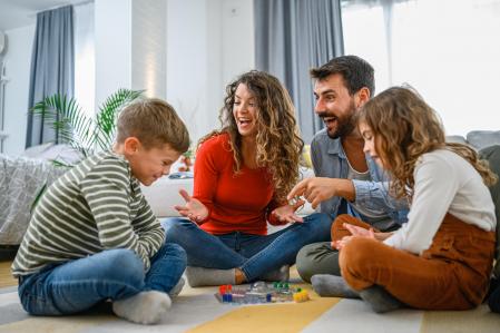 Familia jugando a juego de mesa