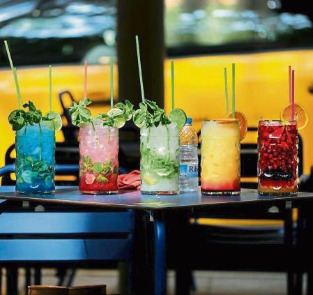 foto XAVIER CERVERA 04/07/2021 ciudadanos jovenes en el centro de barcelona, algunos con mascarilla otros sin... ,(mojitos y otras bebidas cockteles en les rambles, con un taxi al fondo) en un caluroso domingo d verano, aunq venteado y con nubes ;durante la quinta ola de la pandemia por coronavirus