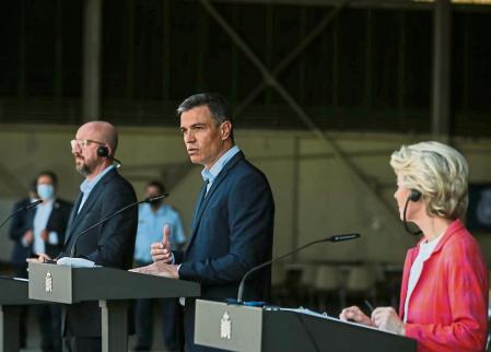 El presidente del Gobierno, Pedro Sánchez; la presidenta de la Comisión Europea (CE), Ursula von der Leyen , y el presidente del Consejo Europeo, Charles Michel, intervienen en su visita al centro de acogida de ciudadanos europeos y colaboradores afganos evacuados desde Kabul, este sábado en Torrejón de Ardoz.