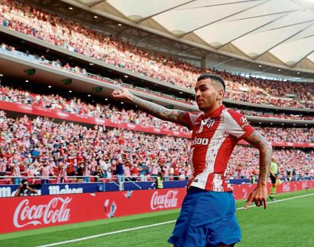 MADRID, 22/08/2021.- El delantero argentino del Atlético de Madrid Ángel Correa celebra su gol, el primero de su equipo ante el Elche, durante el partido de la segunda jornada de LaLiga que Atlético de Madrid y Elche CF juegan hoy domingo en el Wanda Metropolitano. EFE/Juan Carlos Hidalgo