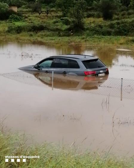 Coche inundado en la comarca del Montsià