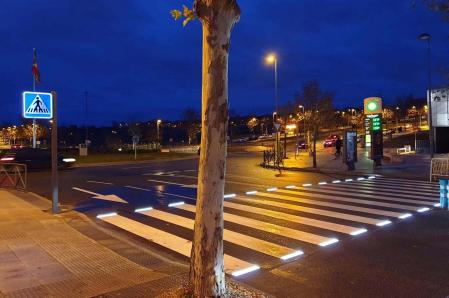Los pasos de peatones inteligentes encienden unas luces LED para avisar a los conductores cuando se acerca una persona con la intención de cruzar la calle&nbsp;