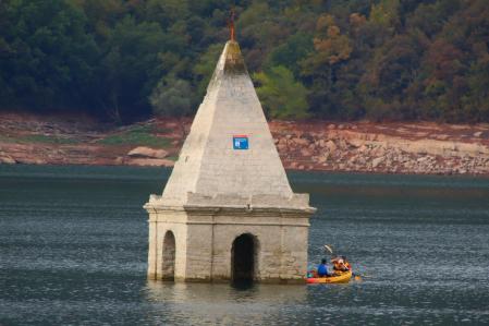 Un kayak rodeando la iglesia de Sant Romà.