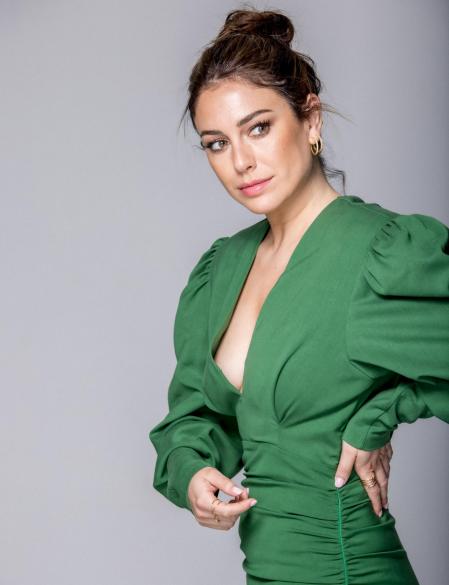 Blanca Suárez con vestido verde de Isabel Marant, pendientes de Barokah y anillos de Joys, estilismo de Leticia Riestra