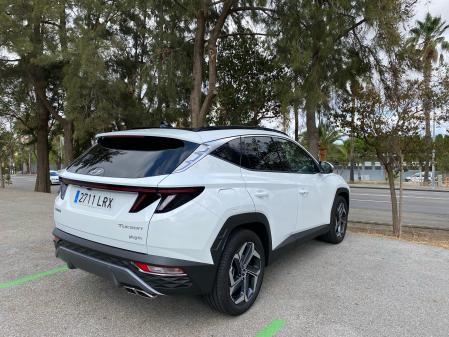 En la parte trasera, los anchos grupos ópticos con detalles de luces ocultas paramétricas dan continuidad al estilo de diseño&nbsp;