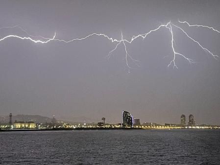 Tromenta eléctrica desde el mar.