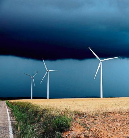 foto XAVIER CERVERA 17/06/2021 (parque eolico al oeste de Belchite, provincia Zaragoza) energia eolica (molinos d viento) y placas fotovoltaicas (energia solar) en la comunidad autonoma de aragon, españa