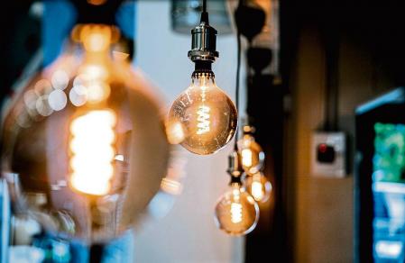 foto XAVIER CERVERA 07/09/2021 imagenes de luces lamparas bombillas filamentos incandescentes ...para representar la subida del megawatio hora ,la subida de la factura de la luz y d la electricidad (filamentos de rocodromo en gava) de la q estan muy quejosos los ciudadanos del estado espanyol (el gobierno quiere solucionarlo dialogando con las electricas companias...)