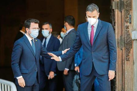 El president de la Generalitat, Pere Aragonès (i) y el presidente del Gobierno, Pedro Sánchez (d), se despiden después de la rueda de prensa en el Palau de la Generalitat tras su reunión y antes de que se celebre la segunda reunión de la mesa del diálogo entre el Gobierno central y el Govern catalán, a 15 de septiembre de 2021, en Barcelona, Catalunya (España). Sánchez y Aragonès inauguran hoy la nueva etapa de la mesa de diálogo para resolver el denominado 