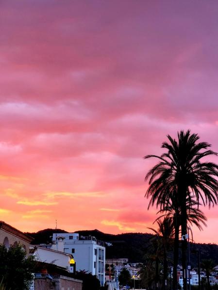 Amanecer rosa en Roses.