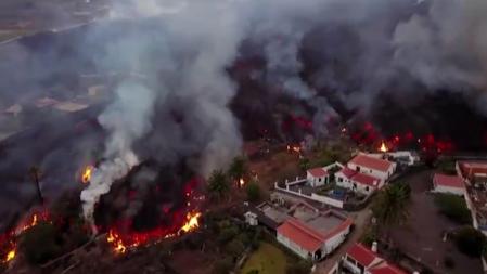 La colada de lava que entró anoche en Todoque continuaba hoy su camino hacia la costa, aunque como indica Miguel Ángel Morcuende, ha ralentizado su ritmo y avanza a cuatro metros por hora frente a los 200 que tuvo los días previos. Este descenso del ritmo de avance lleva a los expertos a prever la posibilidad de que la lava no llegue finalmente al mar.