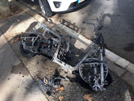 Bicicleta quemada durante el macrobotellón de anoche en plaza España