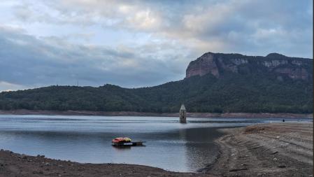 Visible bajada del nivel del agua en el pantano de Sau.