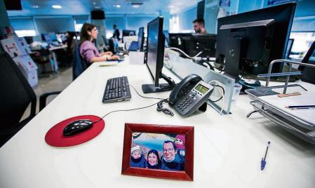 foto XAVIER CERVERA 12/04/2021 tras muchos meses d pandemia por coronavirus el reencuentro -tras el teletrabajo- en la oficina sera mas presente, aunque todavia hay trabajadores y trabajadoras q prefieren evitar riesgos y seguir teletrabajando, solos o solas (aislados fisicamente pero conectados digitalmente) en casa, compartiendo espacio en el salon con elementos infantiles d hijos hijas (dibujos, sillitas, juguetes,..) ; lo unico q les queda en el espacio laboral de la oficina es la tipica foto de familia con la pareja, y las hermanas hijas (como es el caso d esta mujer biologa)