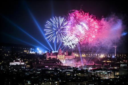 El piromusical de la Mercè, desde lo alto de la torre Barcelona, en la avenida Diagonal