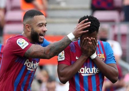 Memphis, autor del primer gol, felicita a un emocionado Ansu Fati, autor del tercero