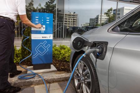 Un coche eléctrico de BMW conectado a un punto de carga
