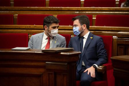 Pere Aragonès y Jordi Puigneró, en el Parlament