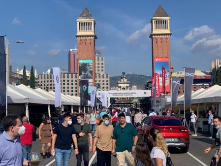 Los visitantes del Automobile Barcelona tienen la oportunidad de probar los coches en los boxes situados en el exterior del recinto de Fira de Barcelona&nbsp;
