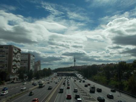 Las nubes levitan sobre la M-30 de Madrid.