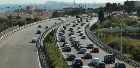 Vehículos circulando por un carril adicional en la C-32 a la altura de Montgat&nbsp;