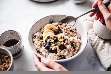Porridge de avena y frutos rojos