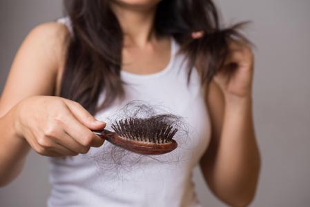 8 productos que te ayudarán a prevenir y tratar la temida caída del pelo este otoño