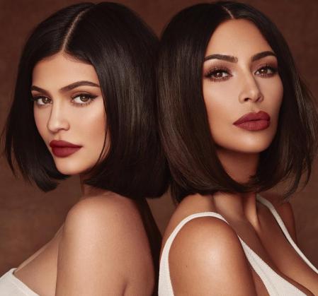 Kylie y Kim en una campaña de la firma de maquillaje de Kardashian