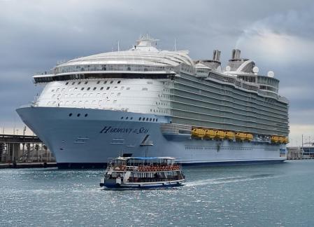 David y Goliat en el puerto de Barcelona.