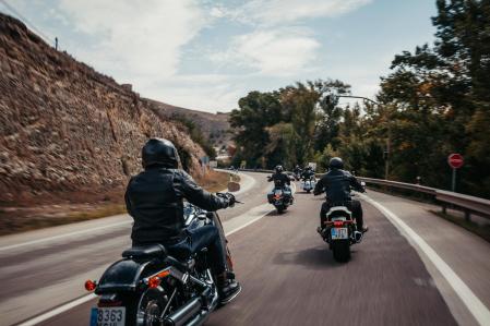 Moteros circulando por la carretera a lomos de sus flamantes Harley-Davidson&nbsp;