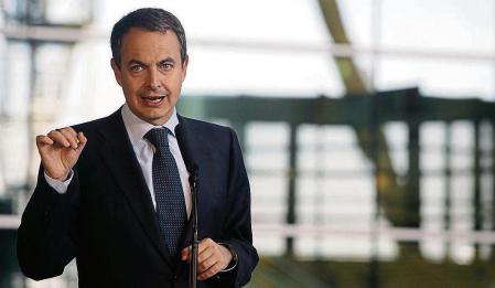 4/1/07 FOTO DANI DUCH LV MAD ATENTADO DE ETA EN LA TERMINAL T-4 DE MADRID BARAJAS EN LA FOTO JOSE LUIS RODRIGUEZ ZAPATERO EN BARAJAS TERMINAL 4 El presidente del Gobierno, José Luis Rodríguez Zapatero, durante su declaración ante los periodistas tras la visita que realizó a la zona afectada por la explosión de la furgoneta bomba colocada por ETA en un módulo del aparcamiento de la T-4 del aeropuerto de Barajas