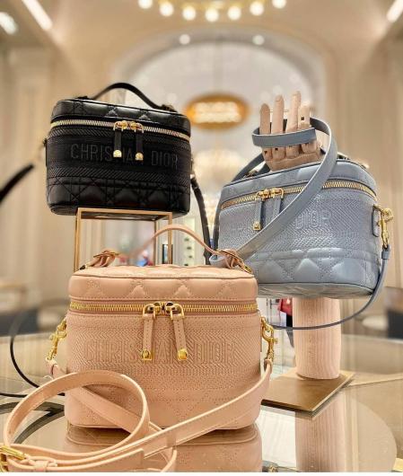 El modelo Dior Travel es uno de los clásicos míticos de la forma.