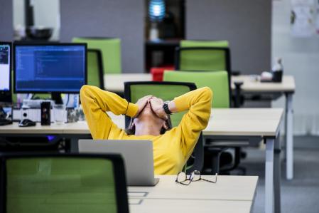 Una trabajadora sufriendo estrés en el trabajo