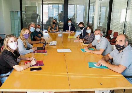 Mesa de negociadores de la moción de censura en Badalona