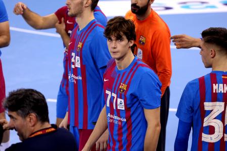 Pablo Urdangarín, hijo de la infanta Cristina e Iñaki Urdangarín debuta con el dorsal 77 como jugador del primer equipo del FC Barcelona de balonmano en el palau blaugrana