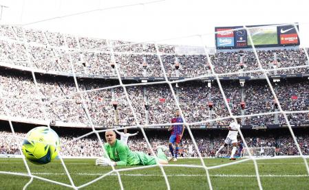 Ter Stegen mira como entra el potente disparo de David Alaba que ha supuesto el primer gol del Real Madrid en clásico del Camp Nou