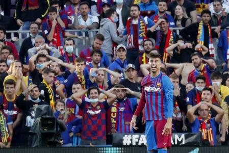 Soccer Football - LaLiga - FC Barcelona v Real Madrid - Camp Nou, Barcelona, Spain - October 24, 2021 FC Barcelona's Gerard Pique and fans react REUTERS/Nacho Doce
